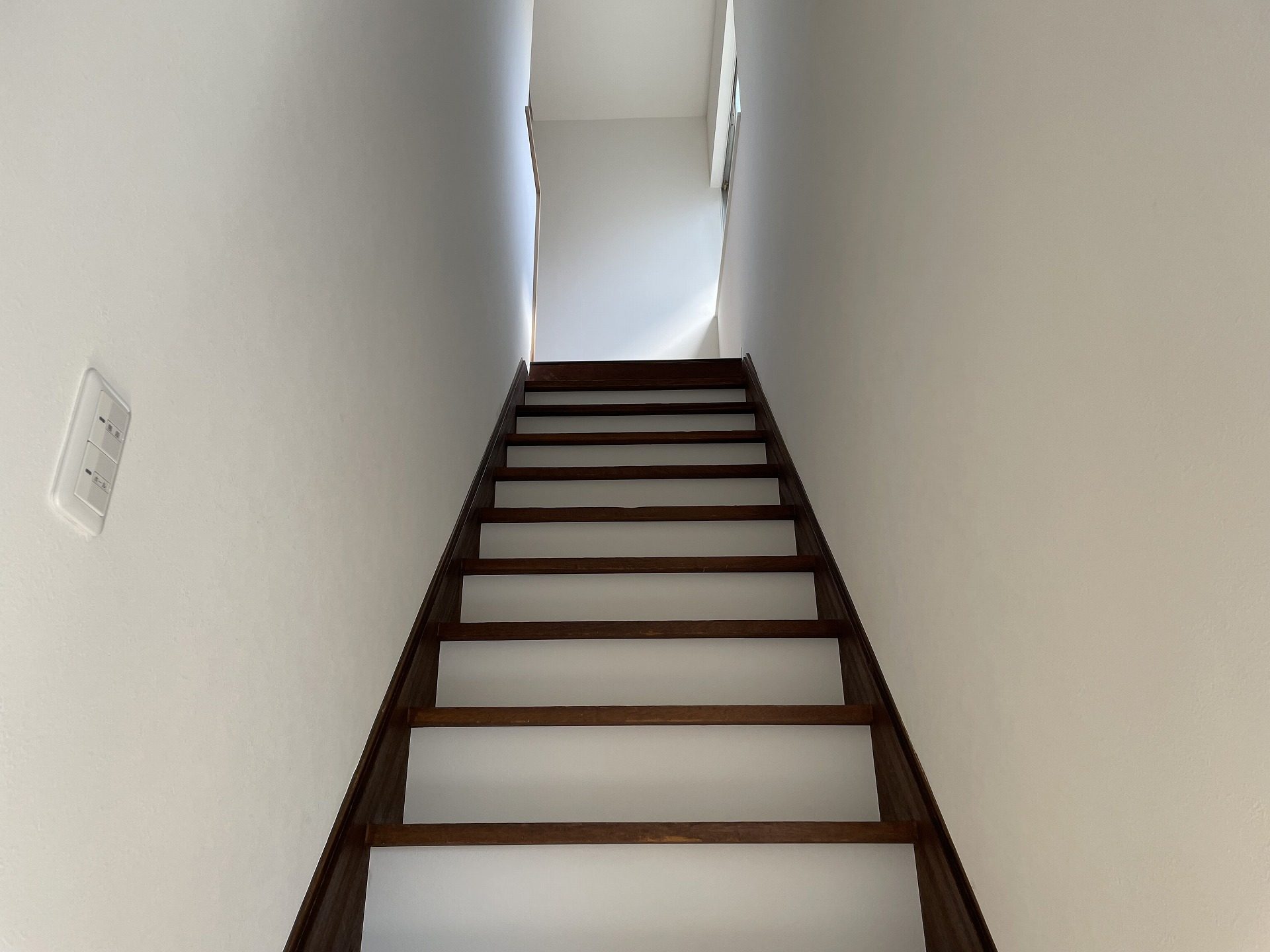 階段　天井と壁のクロス張替